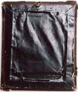 Daguerreotyp, baksida (Hälsinglands Museum, HM22216)
