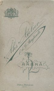 Åhs Atelier visitkort Arbrå, fram (AHF).