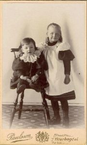 John Paulsson visitkort Ytterhogdal, fram (PF26020).