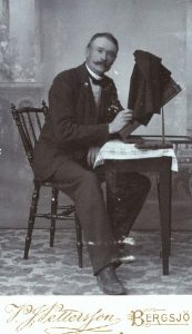 P.J. Pettersson, förmodat självporträtt vid retuscherbordet (farfarsarv.blogg.se)