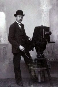 P.J. Pettersson vid en stor bälgkamera (farfarsarv.blogg.se)