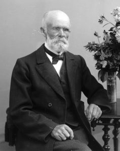 P. J. Forsbäck på sin 80‐årsdag (1921) (Länsmuseet Gävleborg, DigitalMuseum XLM. PJF001).