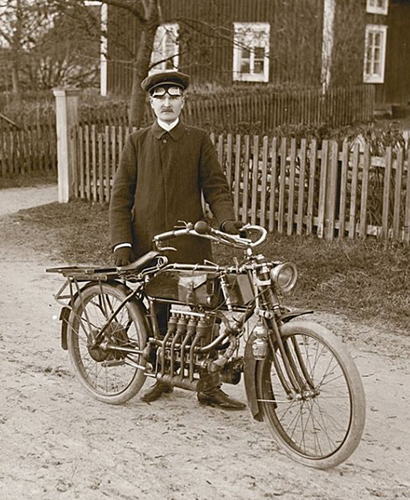 Simon Nyberg med motorcykel, 1940-tal, privat bild.