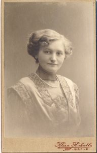 Klara Hacksell visitkort Gefle, fram (P509_0003A).