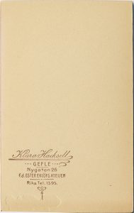 Klara Hacksell visitkort Gefle, bak (P509_0003B).